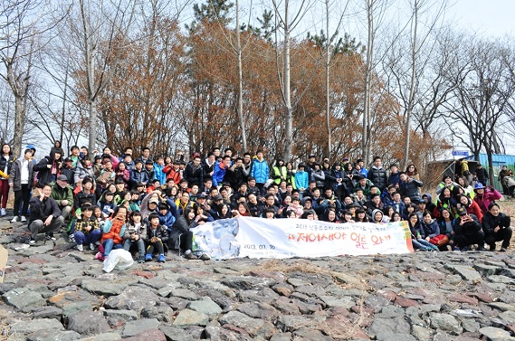 Incheon students and citizen helping to collect woody branches for bird nests © EAAFP 
