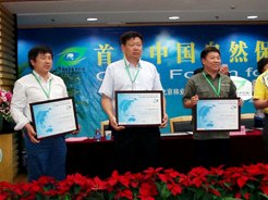 Representatives with the Certificates at China Forum for Nature © Simba Chan 
