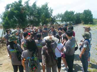 Demonstration of environmental education activities in the field at Minjiang Estuary. © Vivian Fu